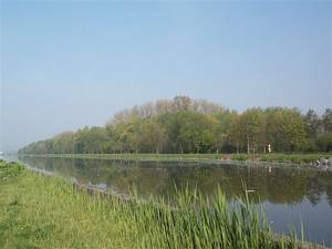 Zicht op Mandelhoek van in het Spoorwegdomein